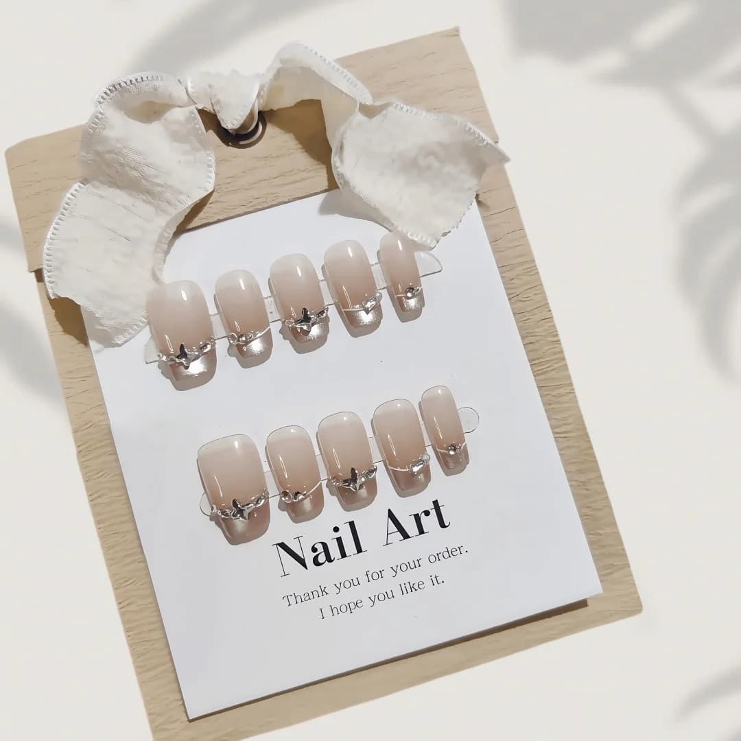 Unhas Postiças French Tip com Strass de Borboleta e Efeito Olho de Gato