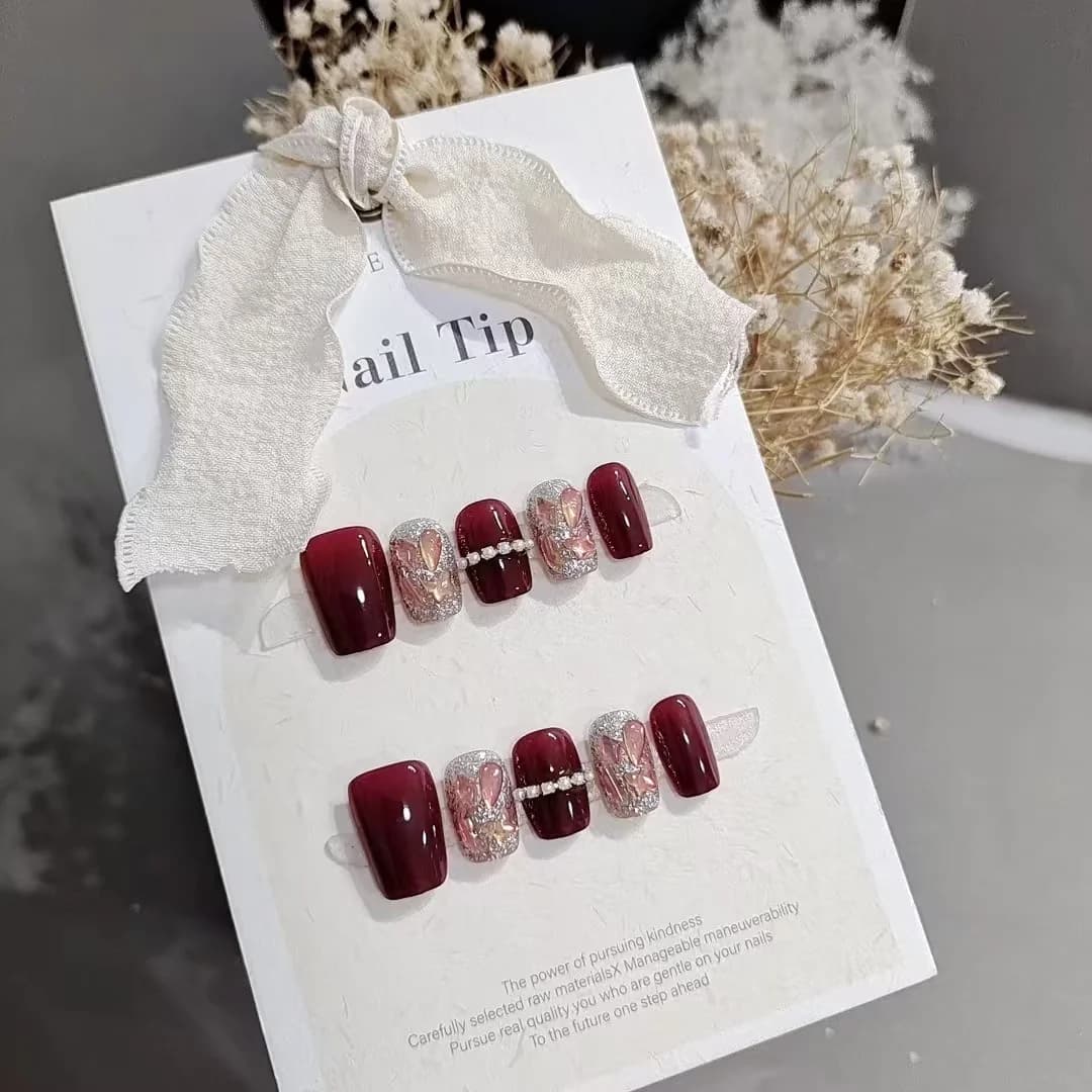 Unhas Postiças Céu Estrelado Vermelho com Strass em Corrente, Formato Curto Coffin