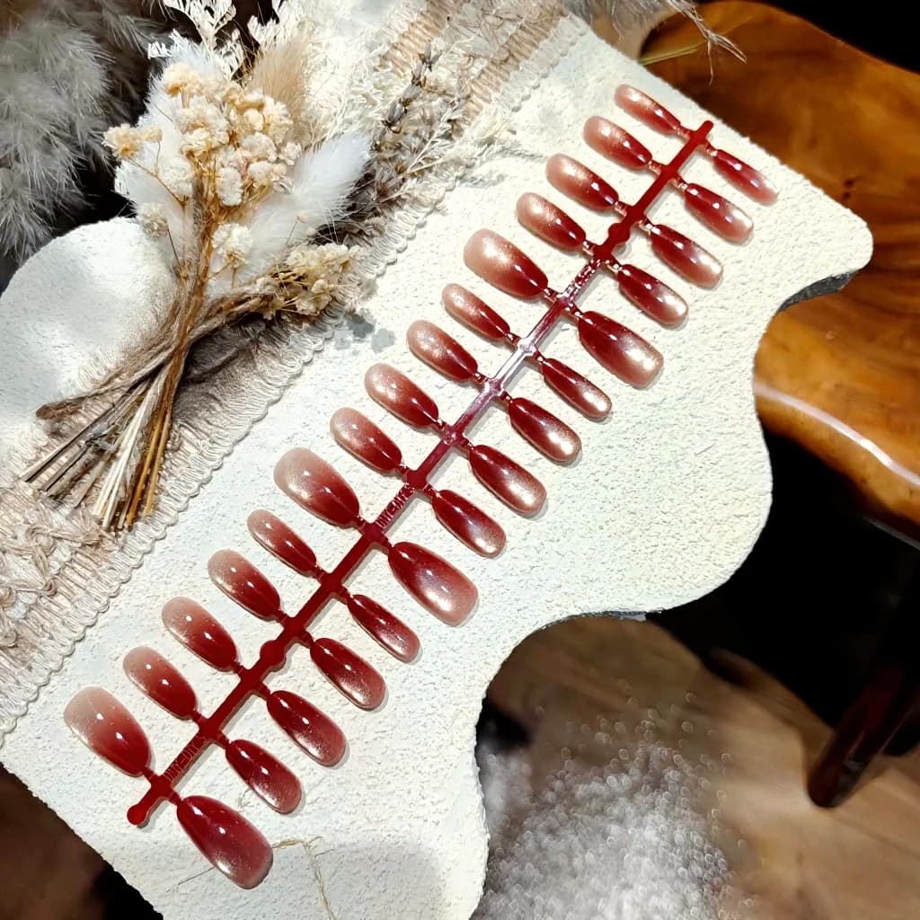 Unhas Postiças Oval Castanho-Vermelho com Efeito Olho de Gato e Detalhes em Vidro