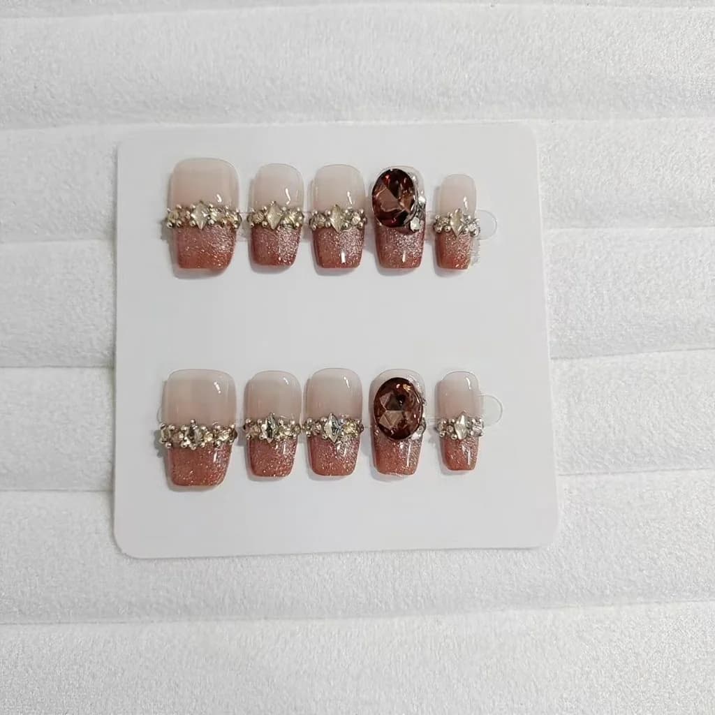 Unhas Postiças Ponta Francesa com Design Olho de Gato e Strass