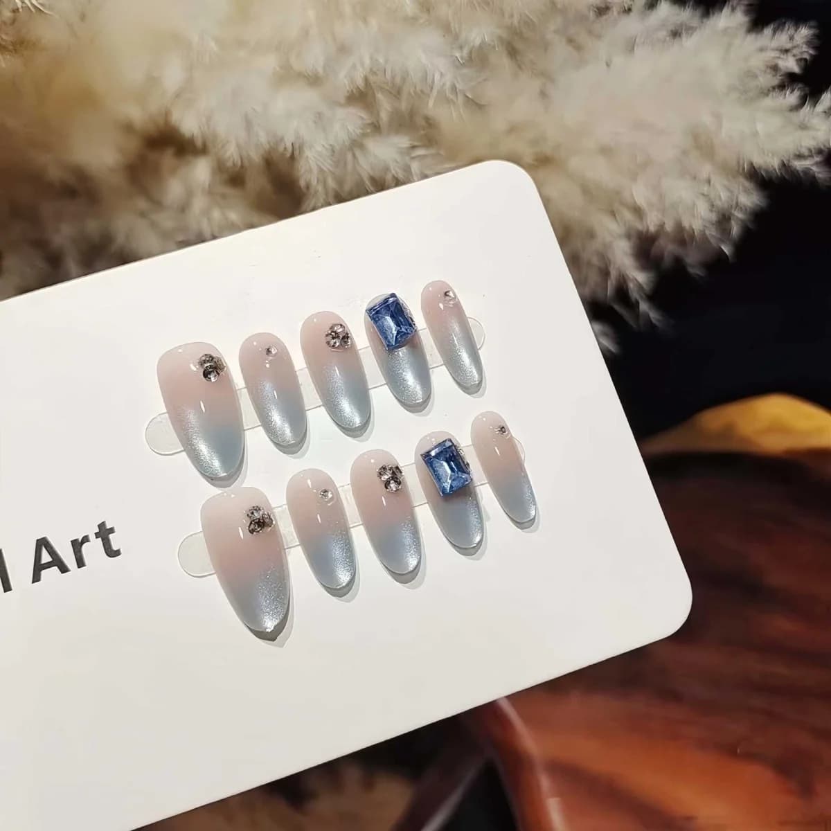 Unhas Postiças Olho de Gato Azul Gelo com Gradiente de Glitter Oval Médio