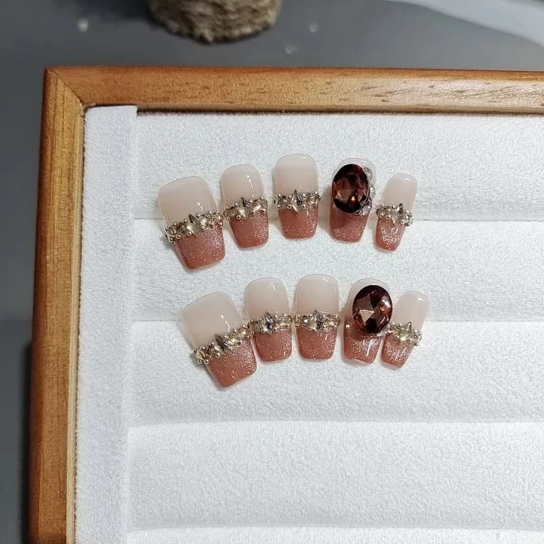 Unhas Postiças Ponta Francesa com Design Olho de Gato e Strass