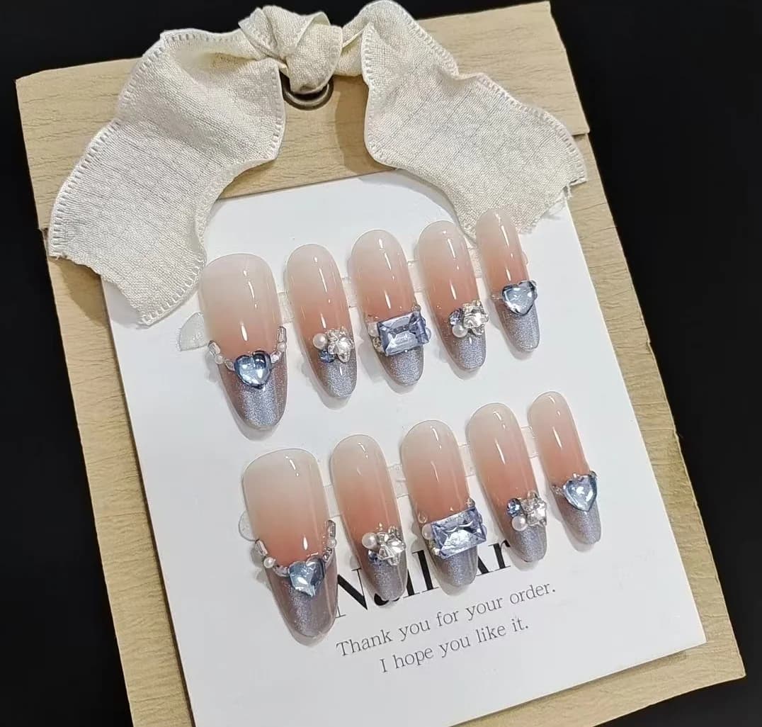 Unhas Postiças Longas Ovais French Tip Olho de Gato Âmbar Azul com Strass