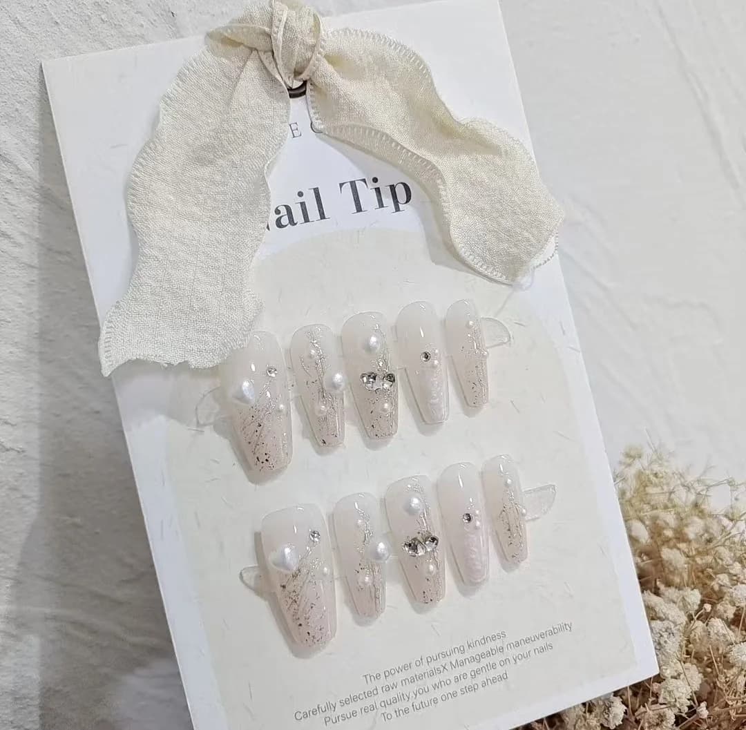 Unhas Postiças com Pérolas e Strass, Formato Tapered Médio