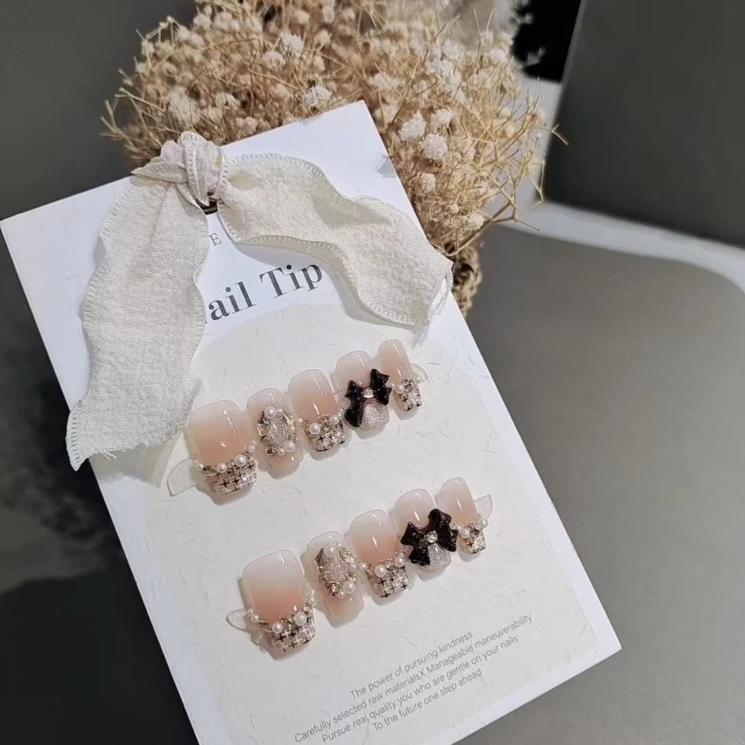 Unhas Postiças Curvas Caixão com Design Xadrez, Borboleta, Strass e Pérola