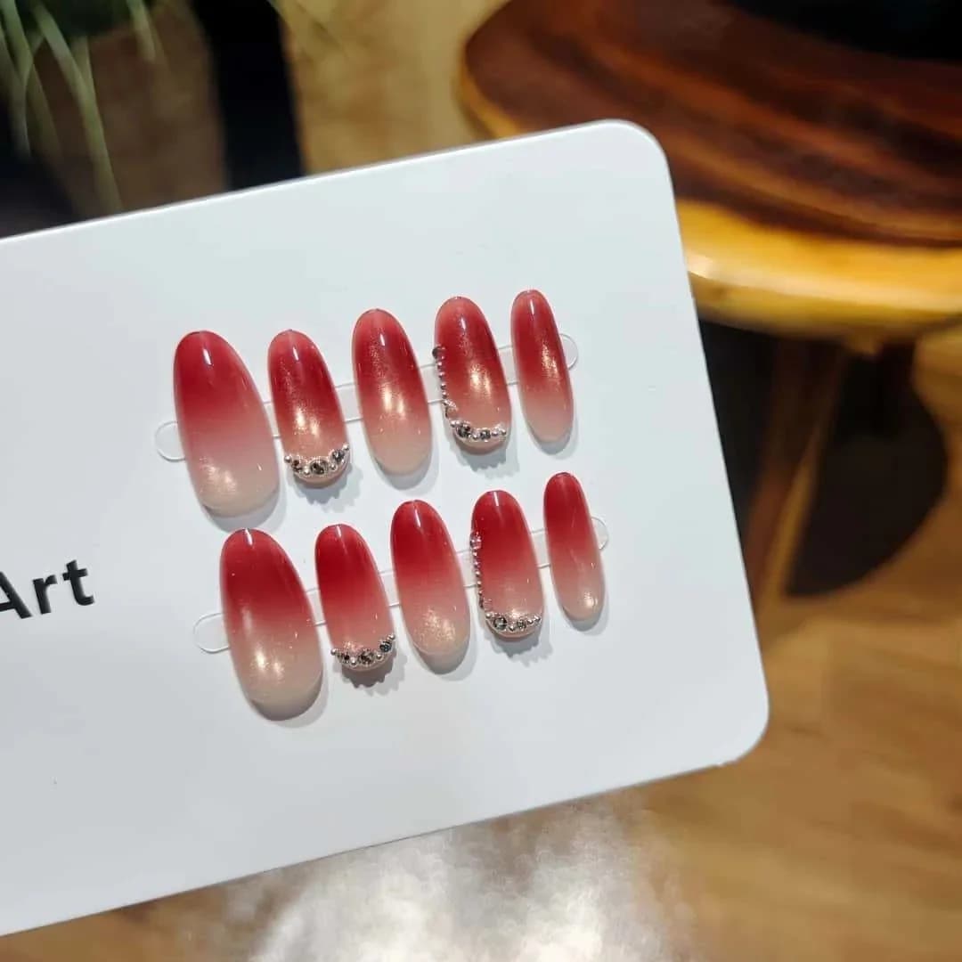 Unhas Postiças Vermelhas Cat Eye com Strass, Formato Oval Médio
