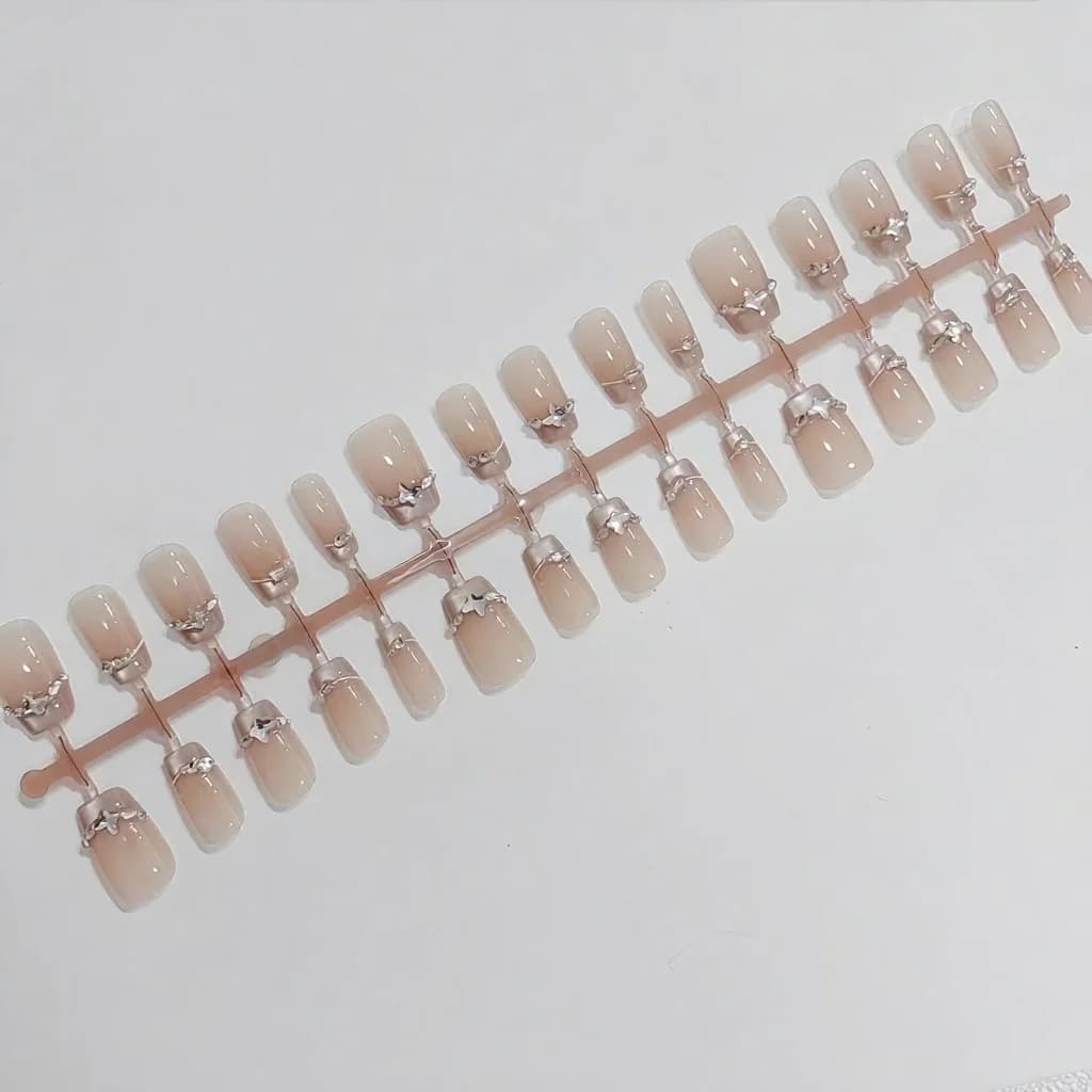 Unhas Postiças French Tip com Strass de Borboleta e Efeito Olho de Gato