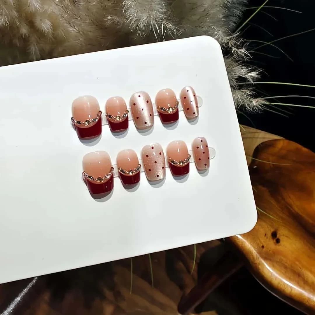Unhas Postiças Cat Eye Vermelho Brownie com Strass