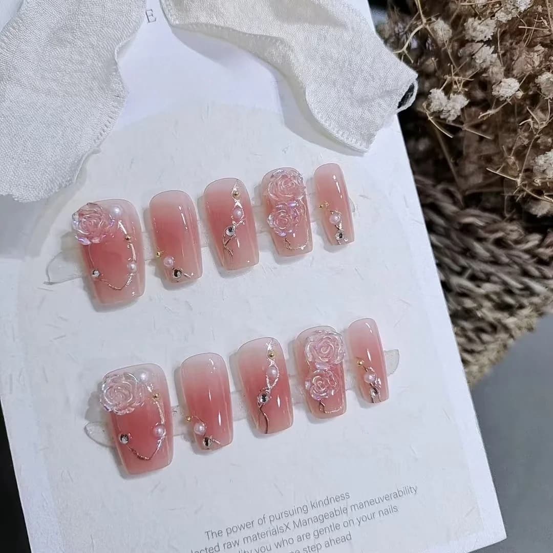 Kit de Manicure Estilo Doce com Unhas Postiças Florais de Camélia Dourada