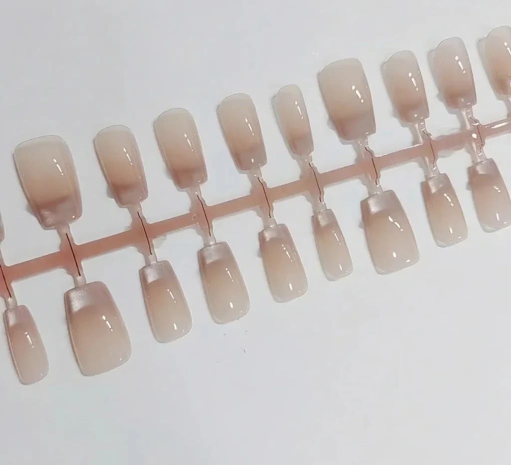 Unhas Postiças French Tip com Strass de Borboleta e Efeito Olho de Gato
