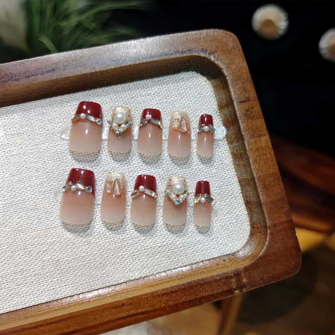 Unhas Postiças Vermelhas com Pérola Ponta Francesa Glitter Formato Curto Caixão