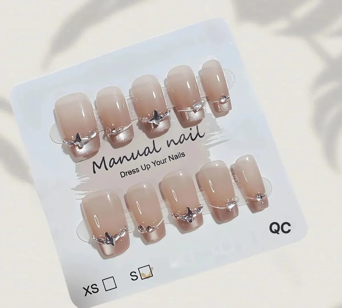 Unhas Postiças French Tip com Strass de Borboleta e Efeito Olho de Gato