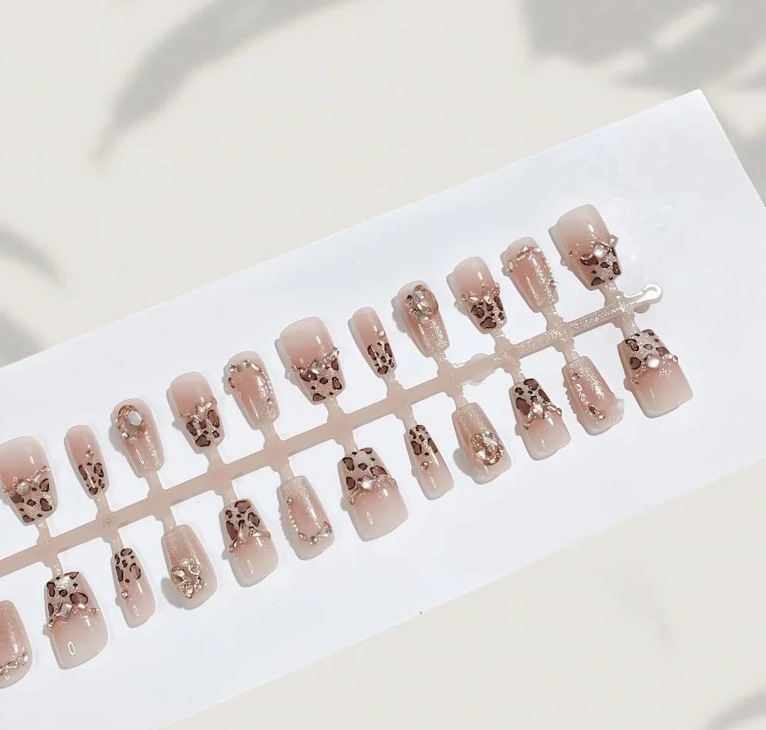 Unhas Postiças Estampa Leopardo com Strass e Glitter