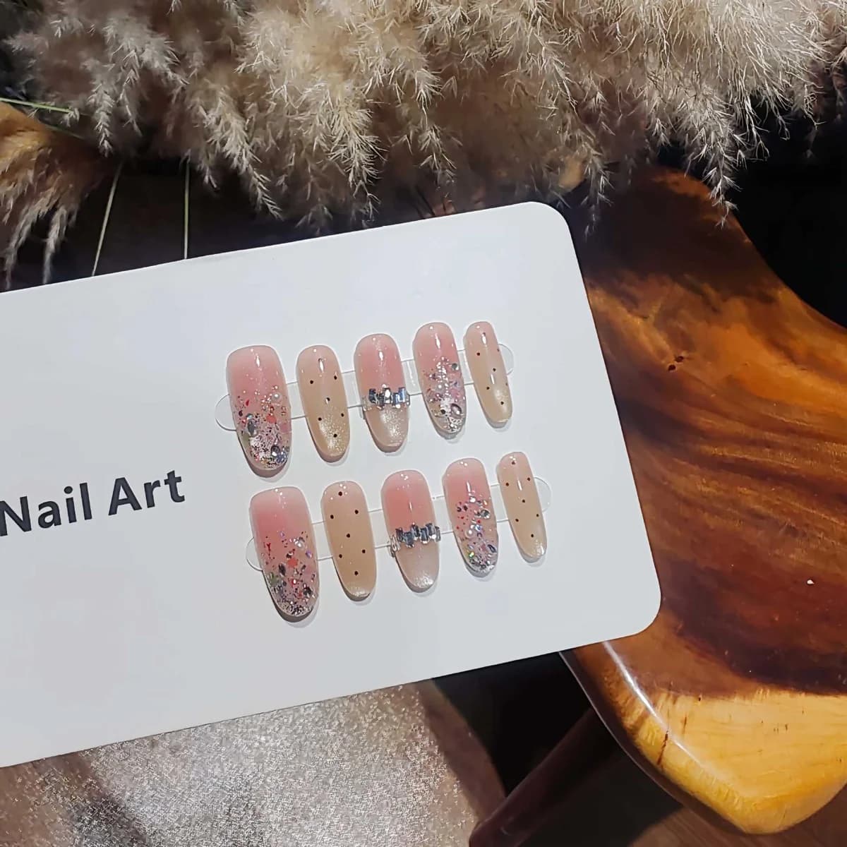 Unhas Postiças Nude com Glitter Prata, Efeito Olho de Gato, Formato Oval Médio