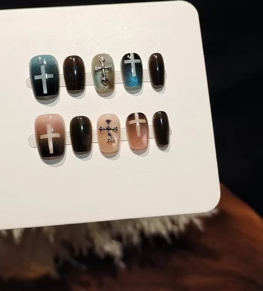 Unhas Postiças Olho de Gato Azul e Rosa com Miçangas de Vidro e Cruz