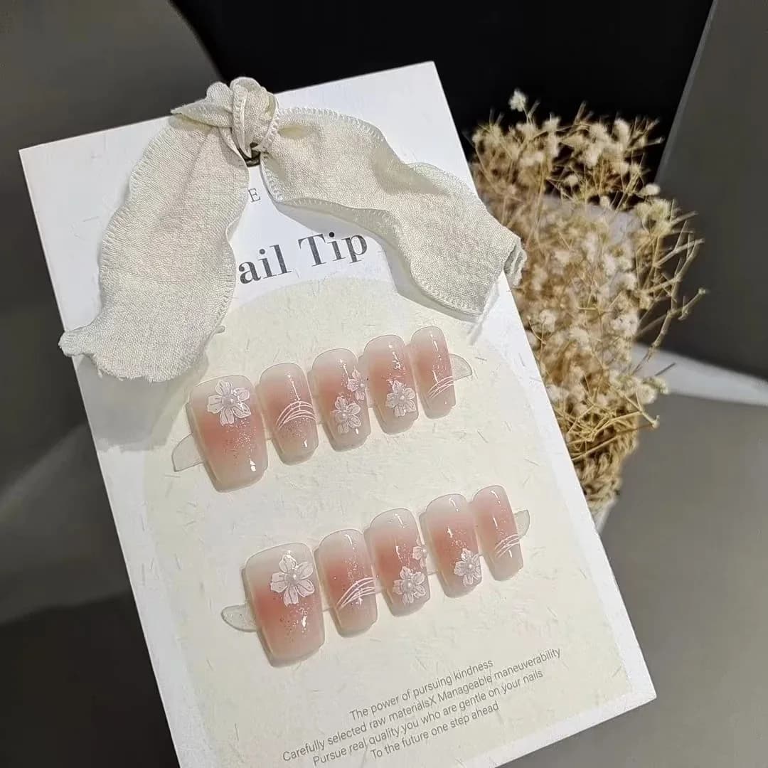 Unhas Postiças Pintadas à Mão Florais Formato Caixão Curto Design Blush