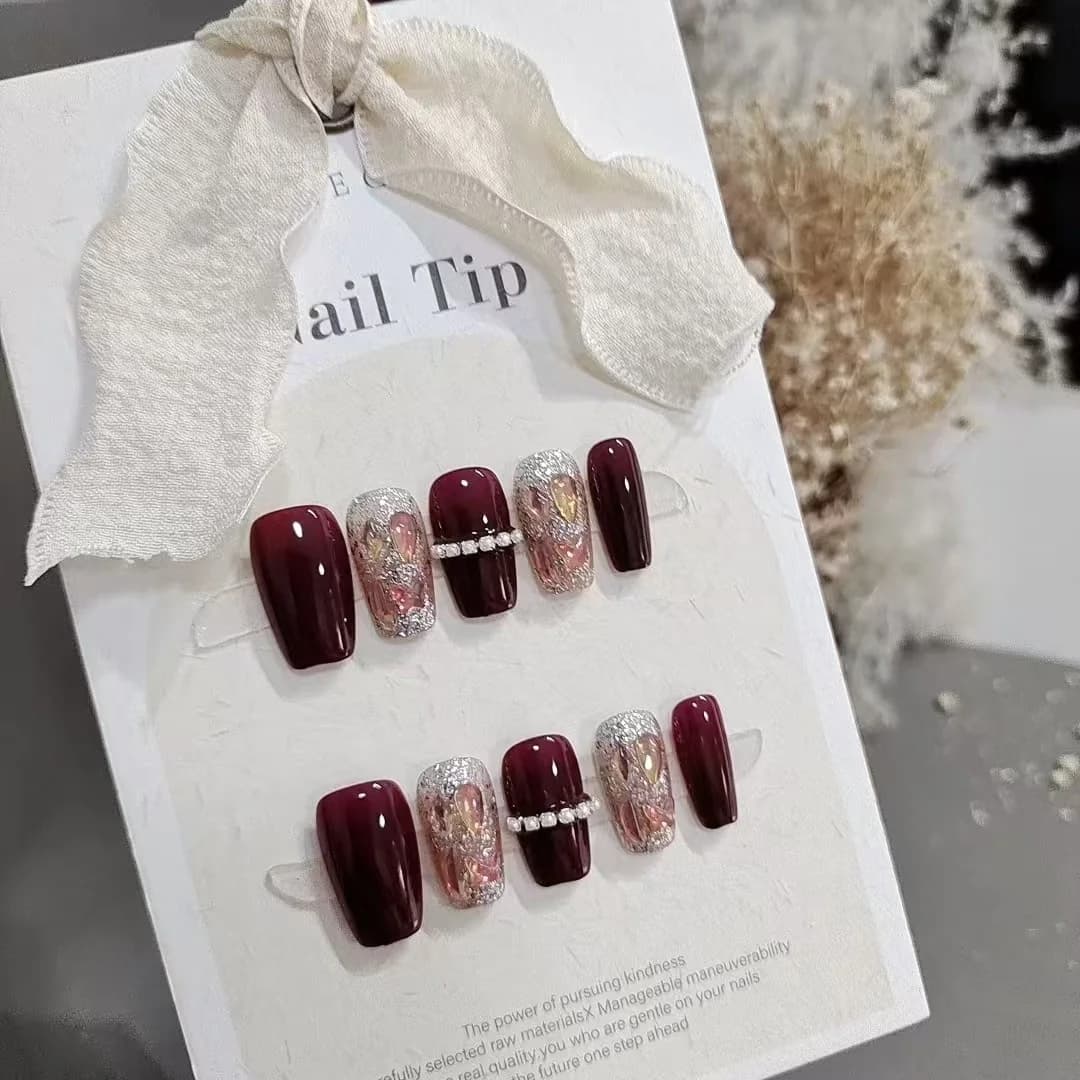 Unhas Postiças Céu Estrelado Vermelho com Strass em Corrente, Formato Curto Coffin