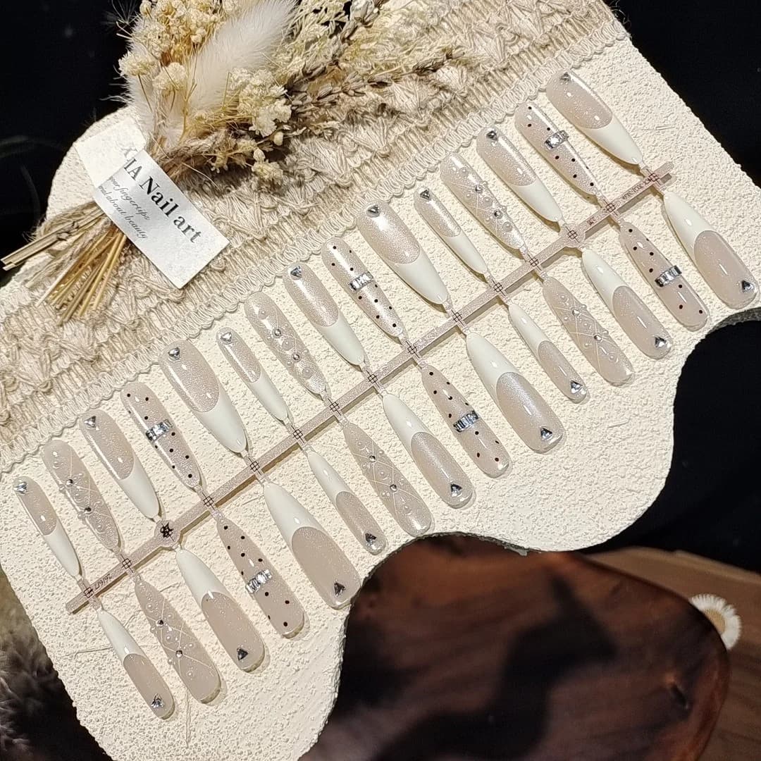 Unhas Postiças Branco Leitoso com Grandes Strass, Efeito Olho de Gato
