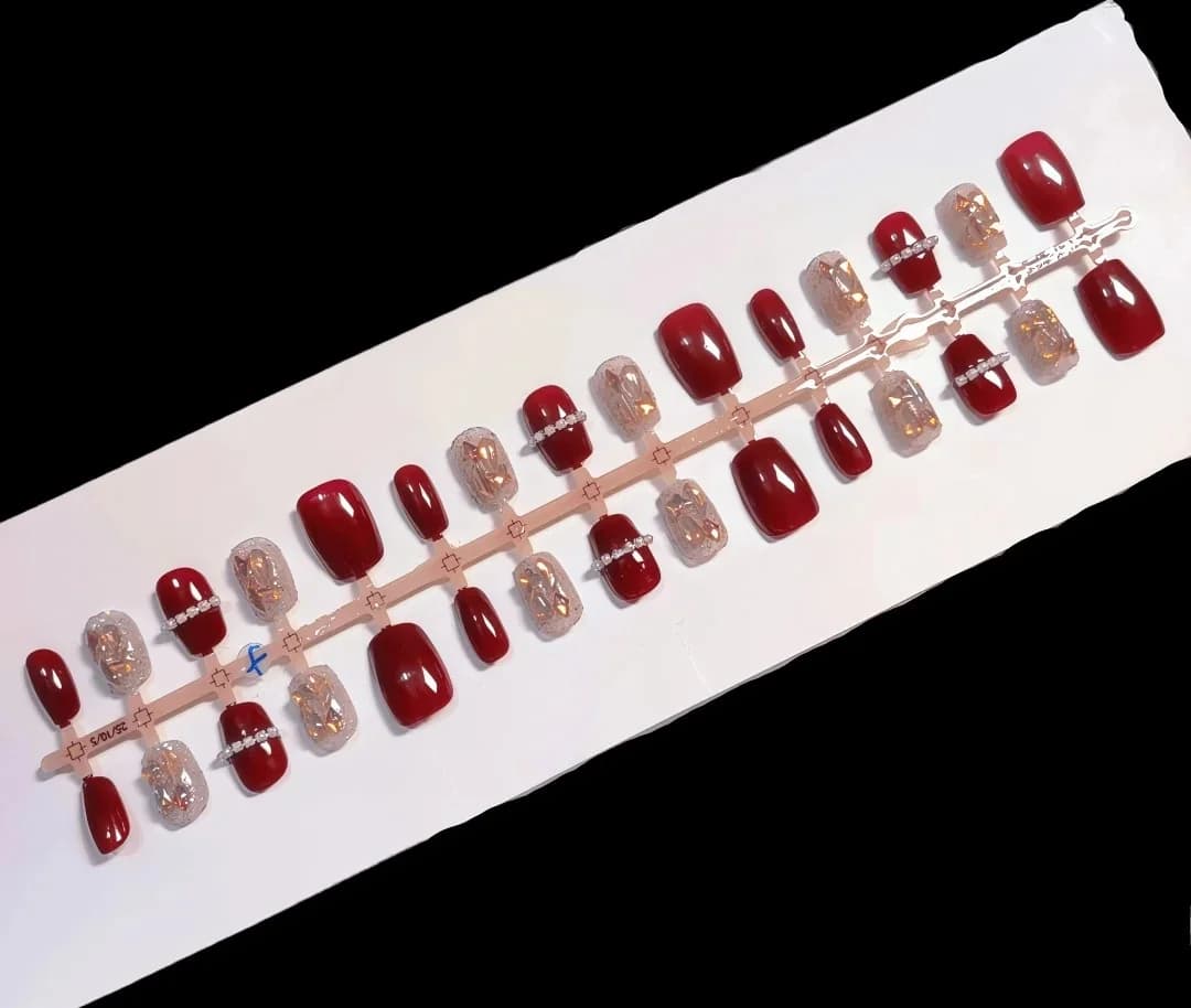 Unhas Postiças Vermelhas com Corrente e Strass Aurora, Formato Bailarina Curto