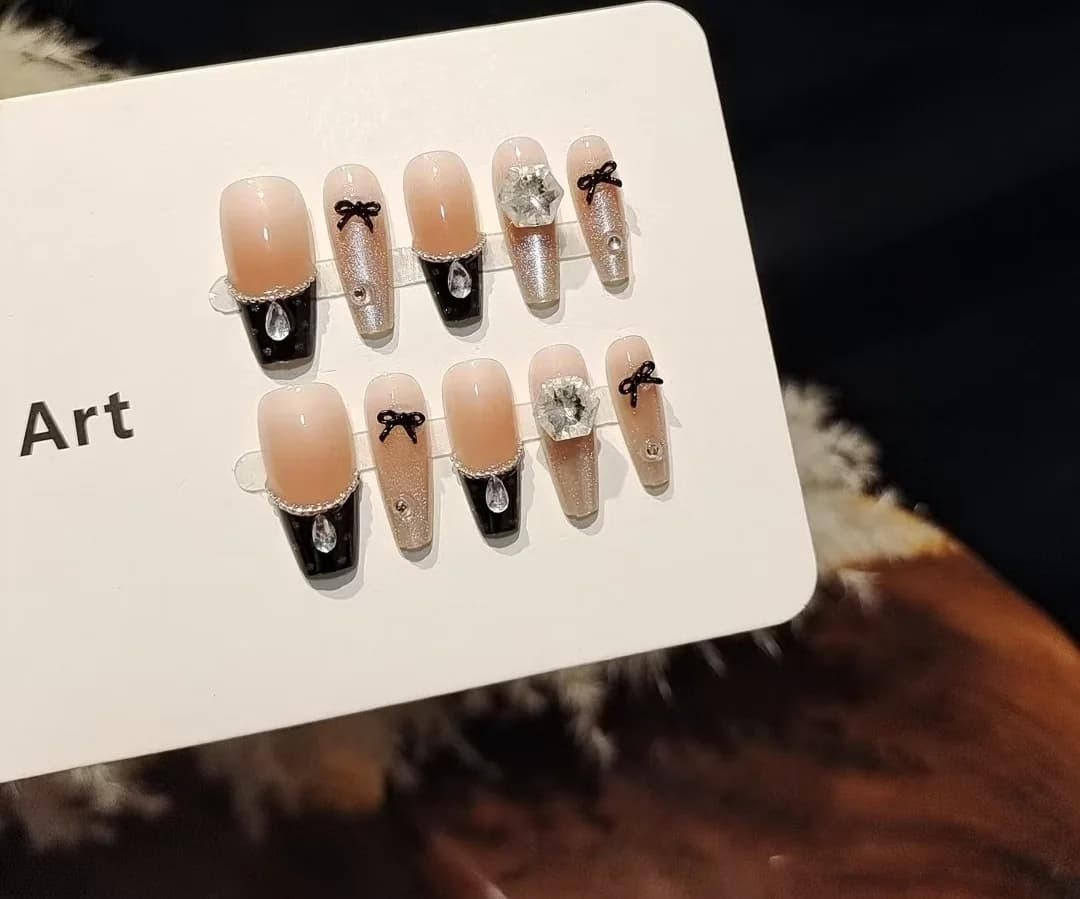 Unhas Postiças Pêssego e Chocolate Escuro com Laço, Design Cat Eye Glitter