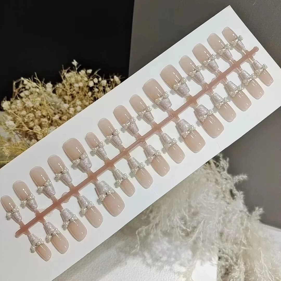 Unhas Postiças com Pérolas e Estampa de Madrepérola - Tom Nude