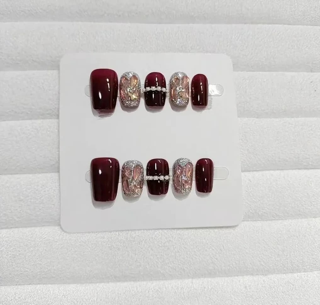 Unhas Postiças Céu Estrelado Vermelho com Strass em Corrente, Formato Curto Coffin