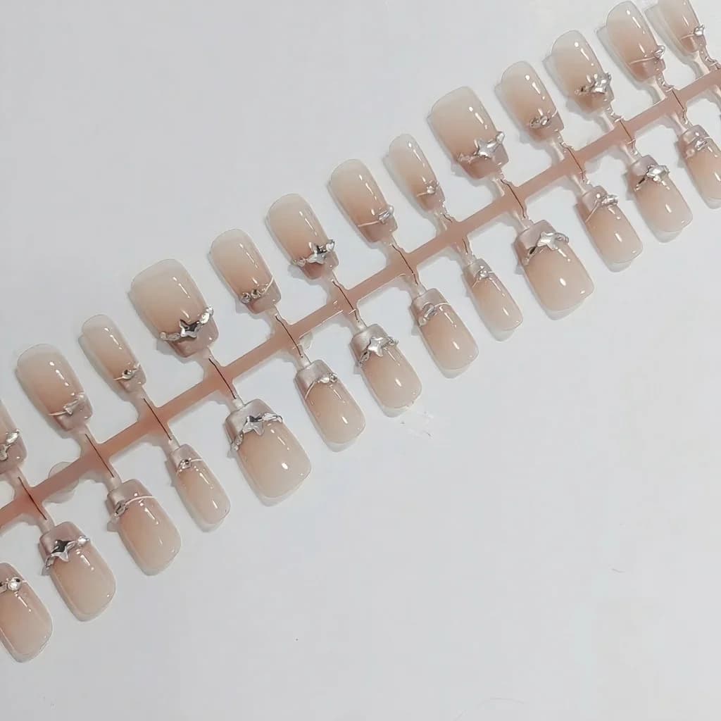 Unhas Postiças French Tip com Strass de Borboleta e Efeito Olho de Gato