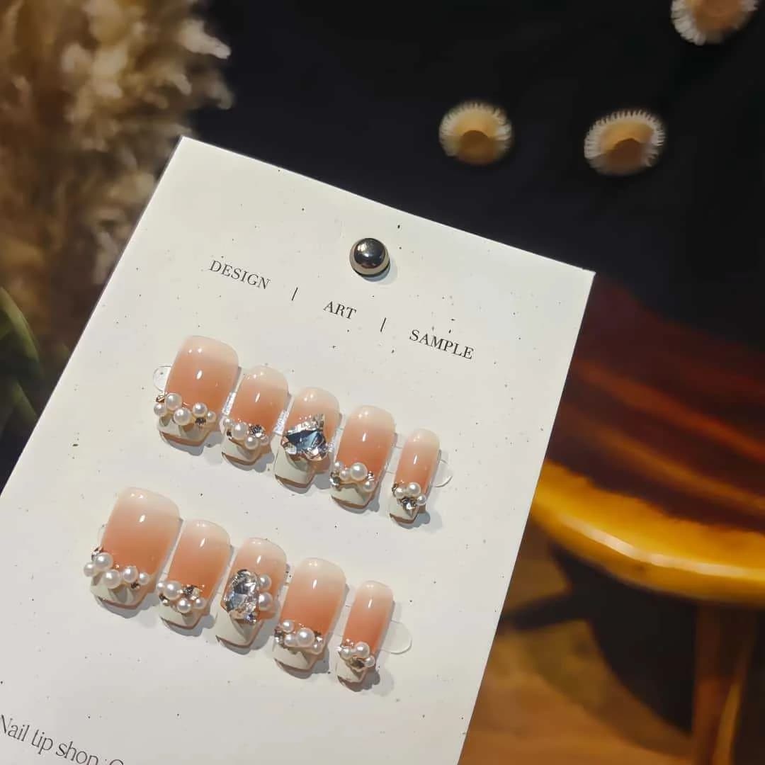 Unhas Postiças Branco Leitoso com Pérolas e Strass