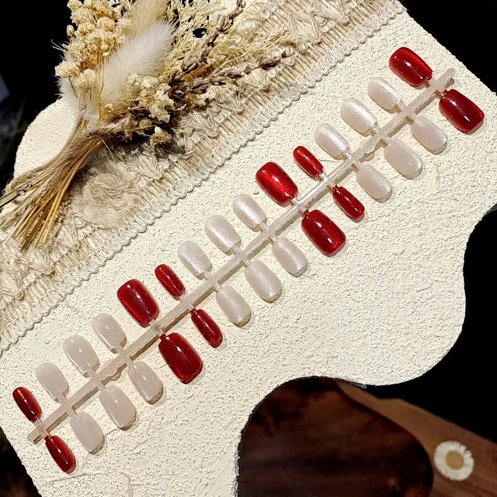 Unhas Postiças Olho de Gato Floral Vermelho Cinnabar com Contas de Vidro