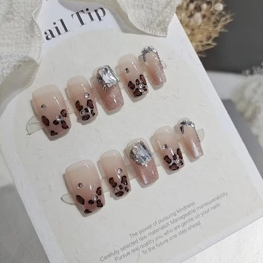 Unhas Postiças Estampa de Leopardo com Strass Formato Coffin Curto
