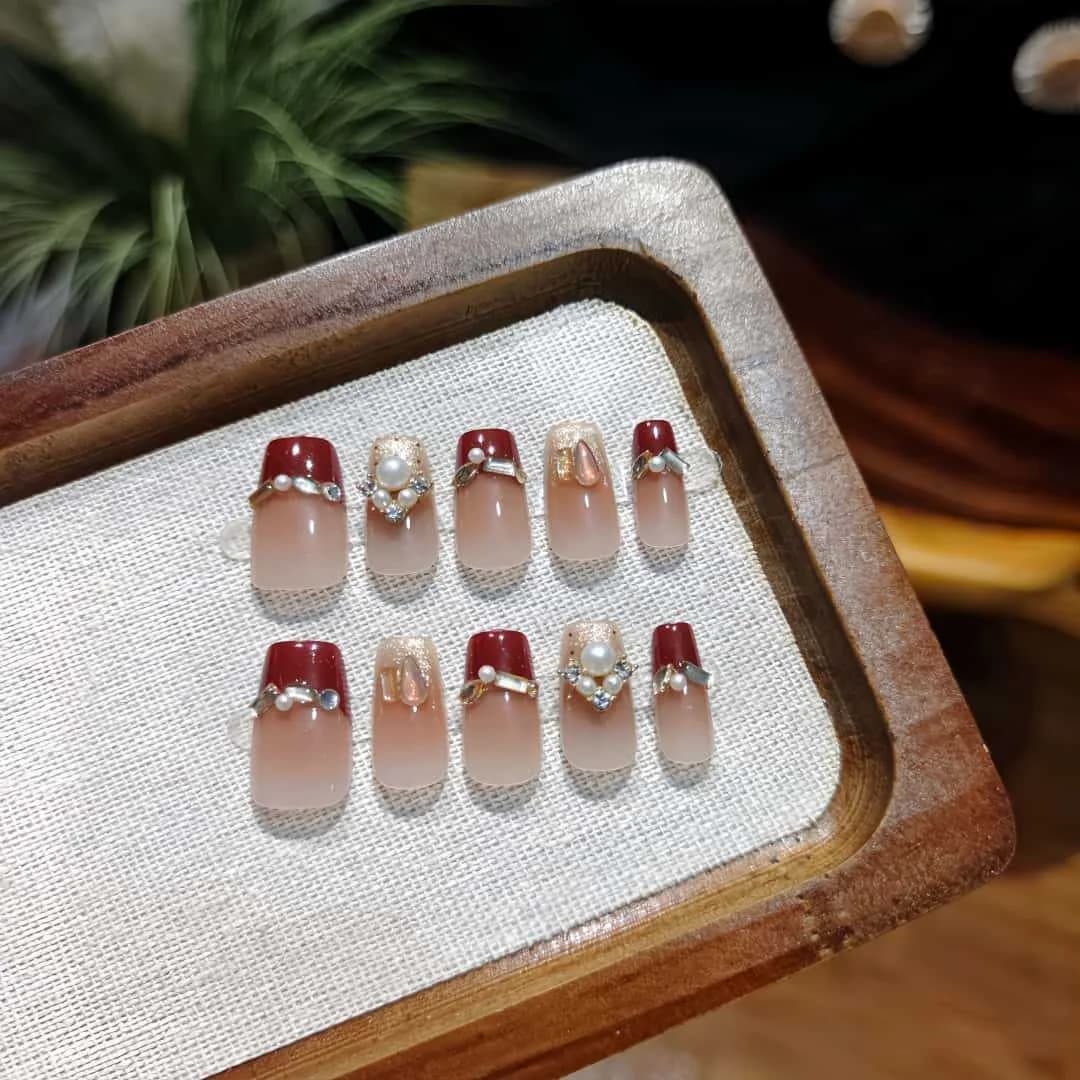 Unhas Postiças Vermelhas com Pérola e Glitter Ponta Francesa Formato Caixão Curto