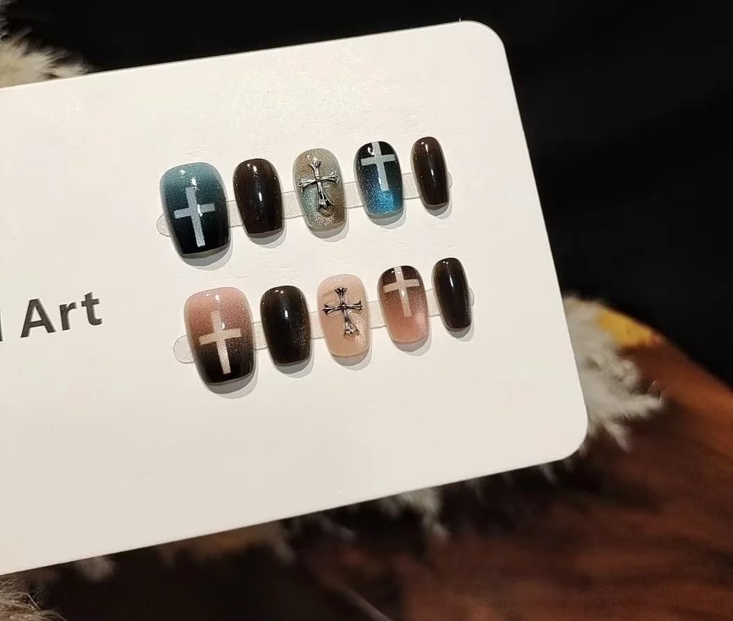 Unhas Postiças Olho de Gato Azul e Rosa com Miçangas de Vidro e Cruz