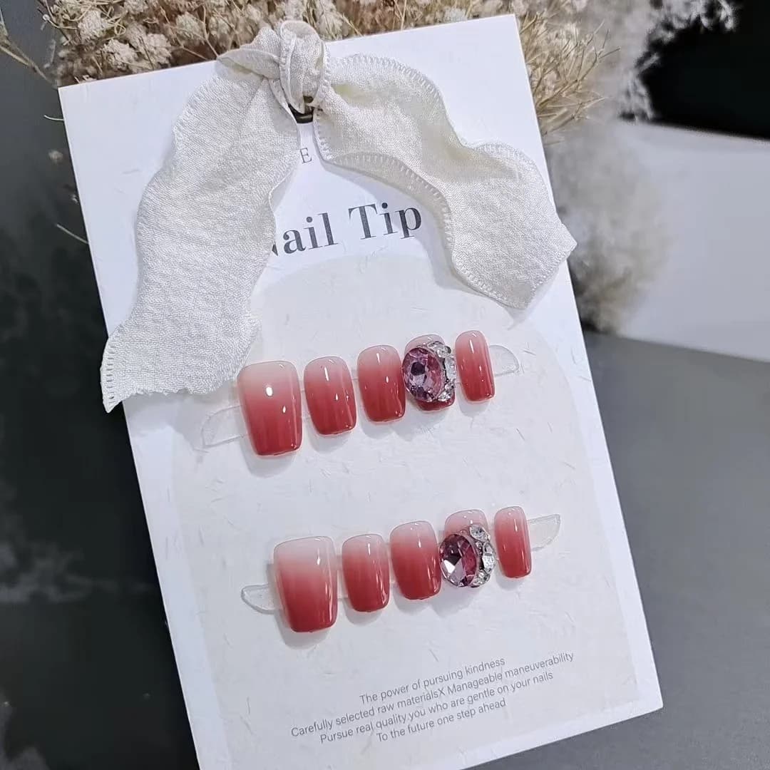 Unhas Postiças Curvas Coffin Curtas com Degradê Rosa Florestal e Grandes Strass