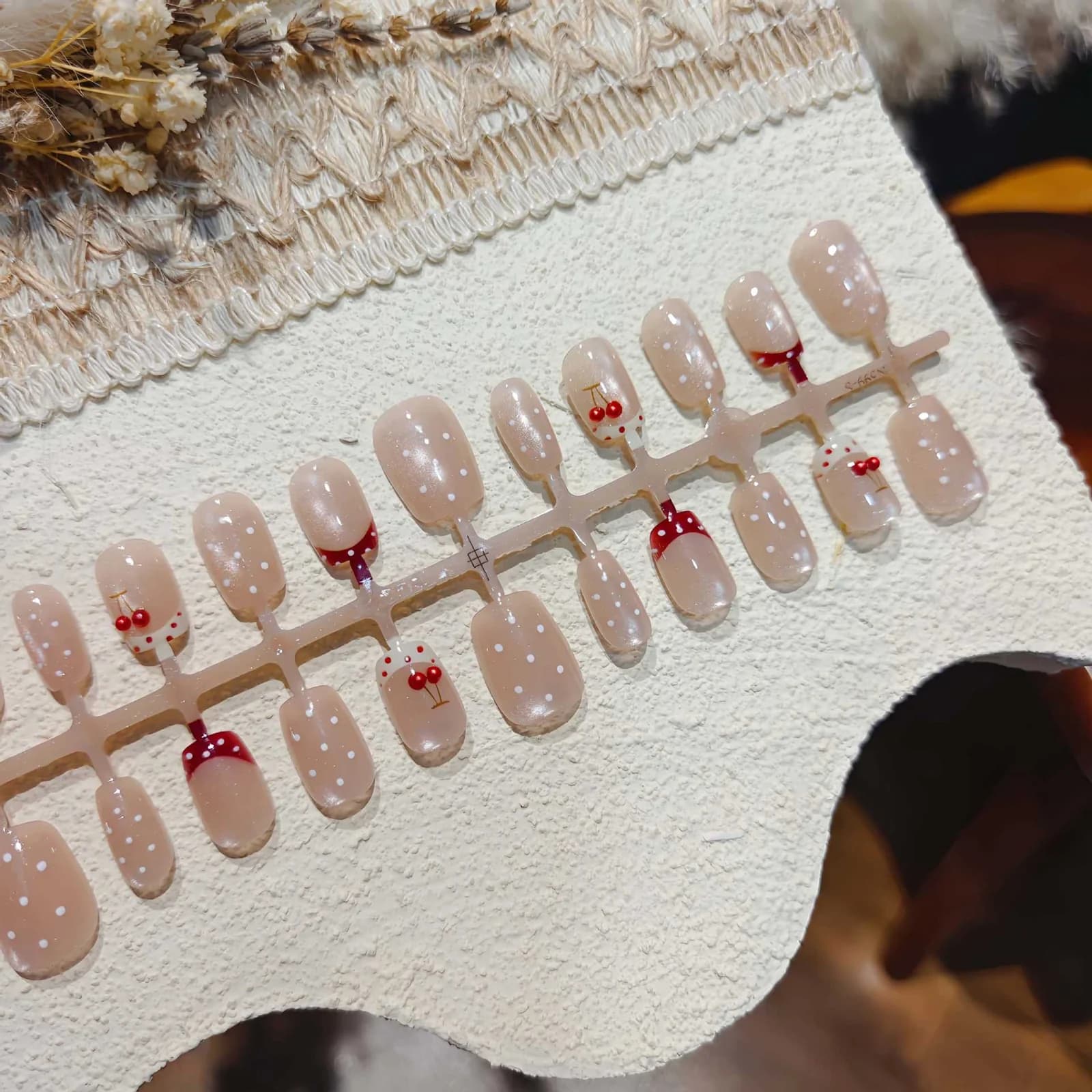 Unhas Postiças Bolinhas e Cerejas com Strass, Formato Bailarina Curto