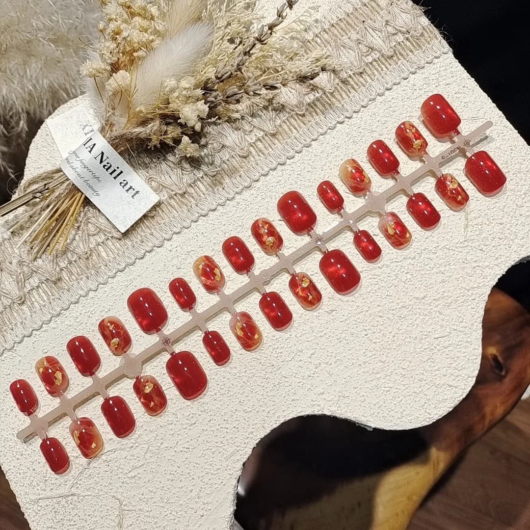 Unhas Postiças Olho de Gato Vermelho com Folha de Ouro, Formato Quadrado Curto