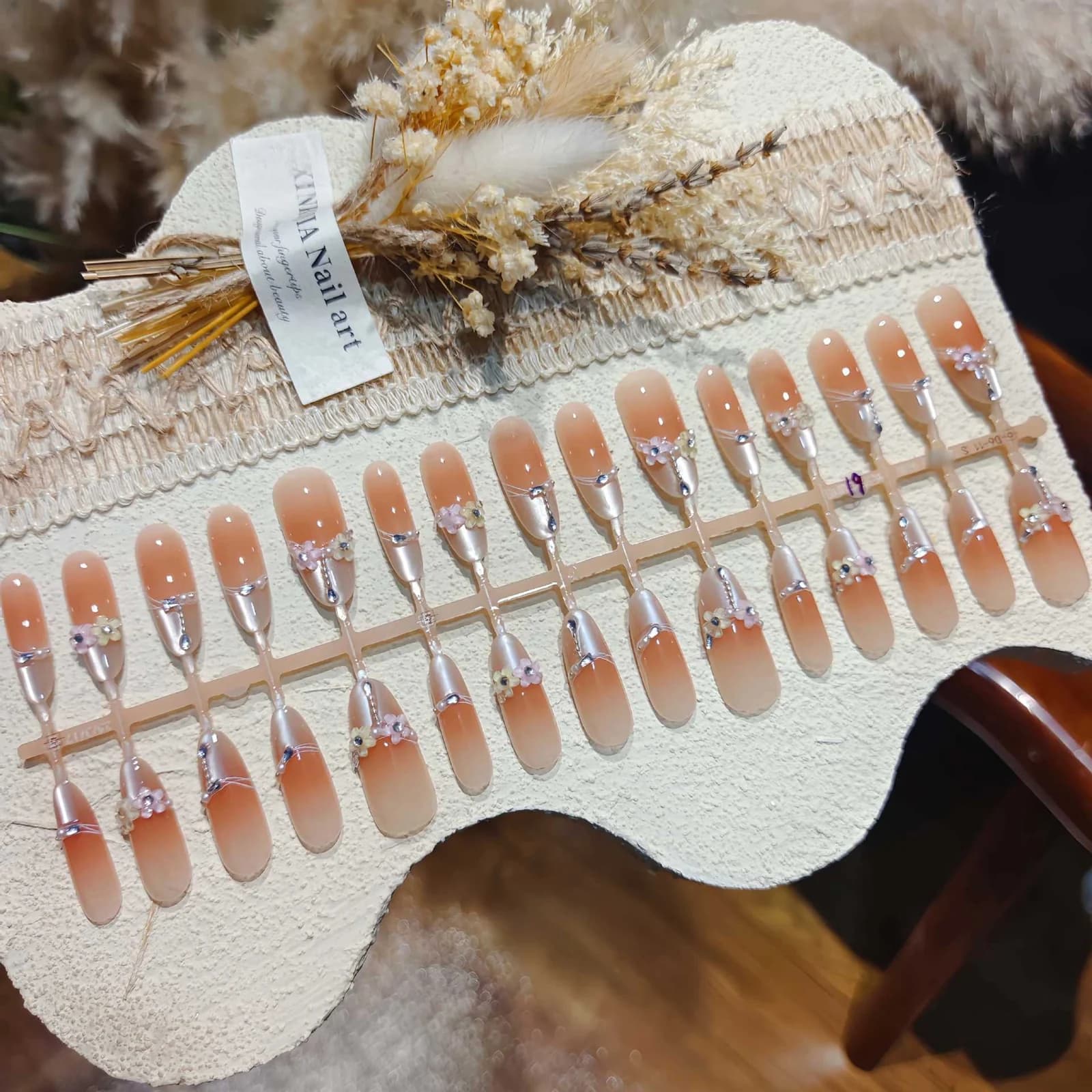 Unhas Postiças Longas Stiletto Olho de Gato Floral com Detalhes de Cristal