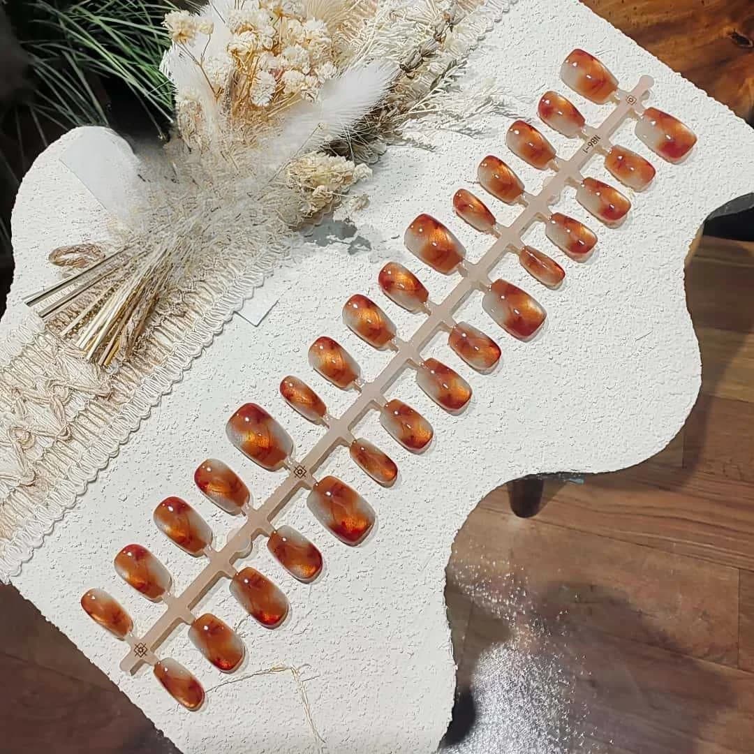 Unhas Postiças Curvas Olho de Gato Âmbar Formato Coffin/Bailarina Curto