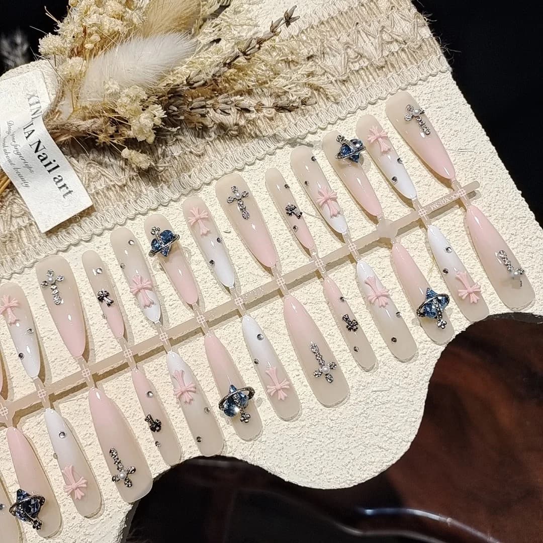 Unhas Postiças com Design Olho de Gato Estrelado e Strass