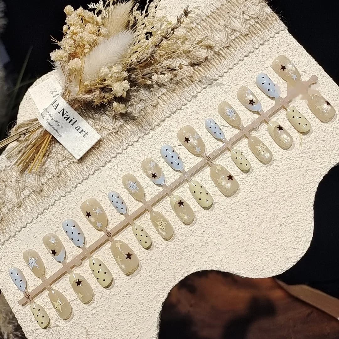 Unhas Postiças Cat Eye Poá Oval Curto com Pontas Francesas e Contas de Vidro