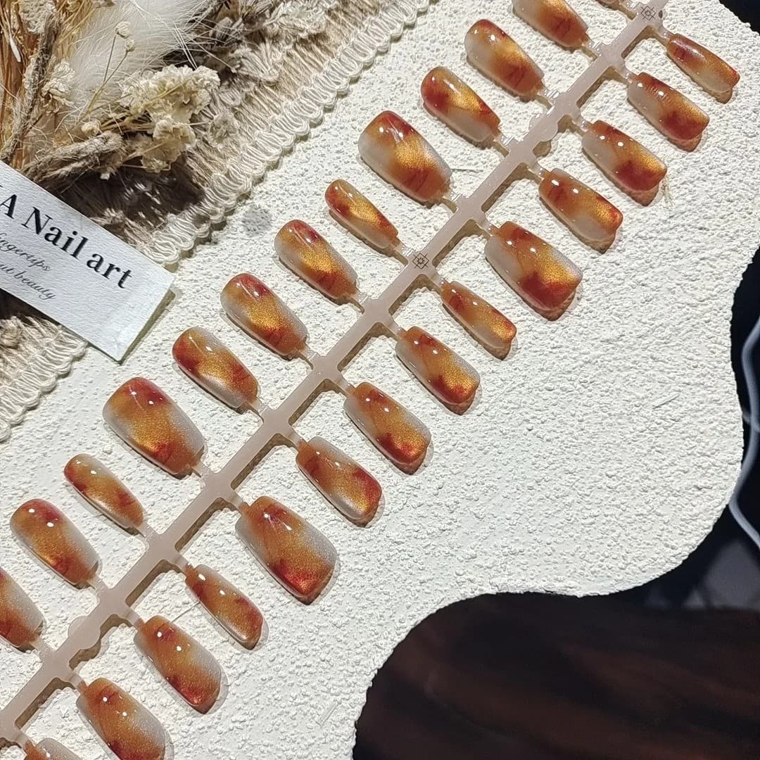 Unhas Postiças Curvas Olho de Gato Âmbar Formato Coffin/Bailarina Curto