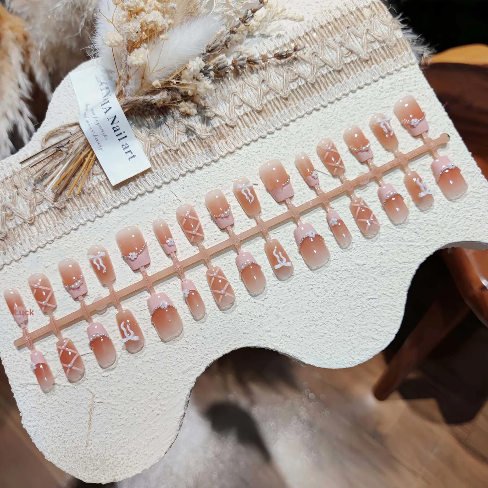 Unhas Postiças Curta Quadrada com French Tip Rosa, Laço e Corrente