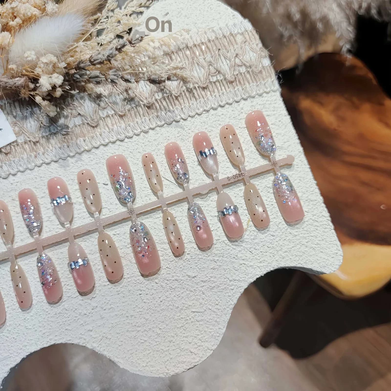 Unhas Postiças Nude com Glitter Prata, Efeito Olho de Gato, Formato Oval Médio