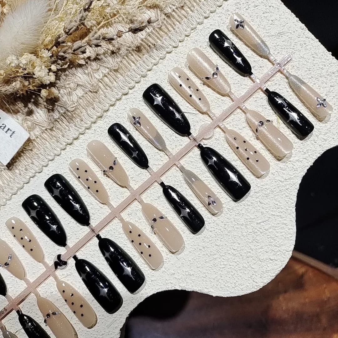 Unhas Postiças Stiletto com Strass Design Céu Estrelado Escuro