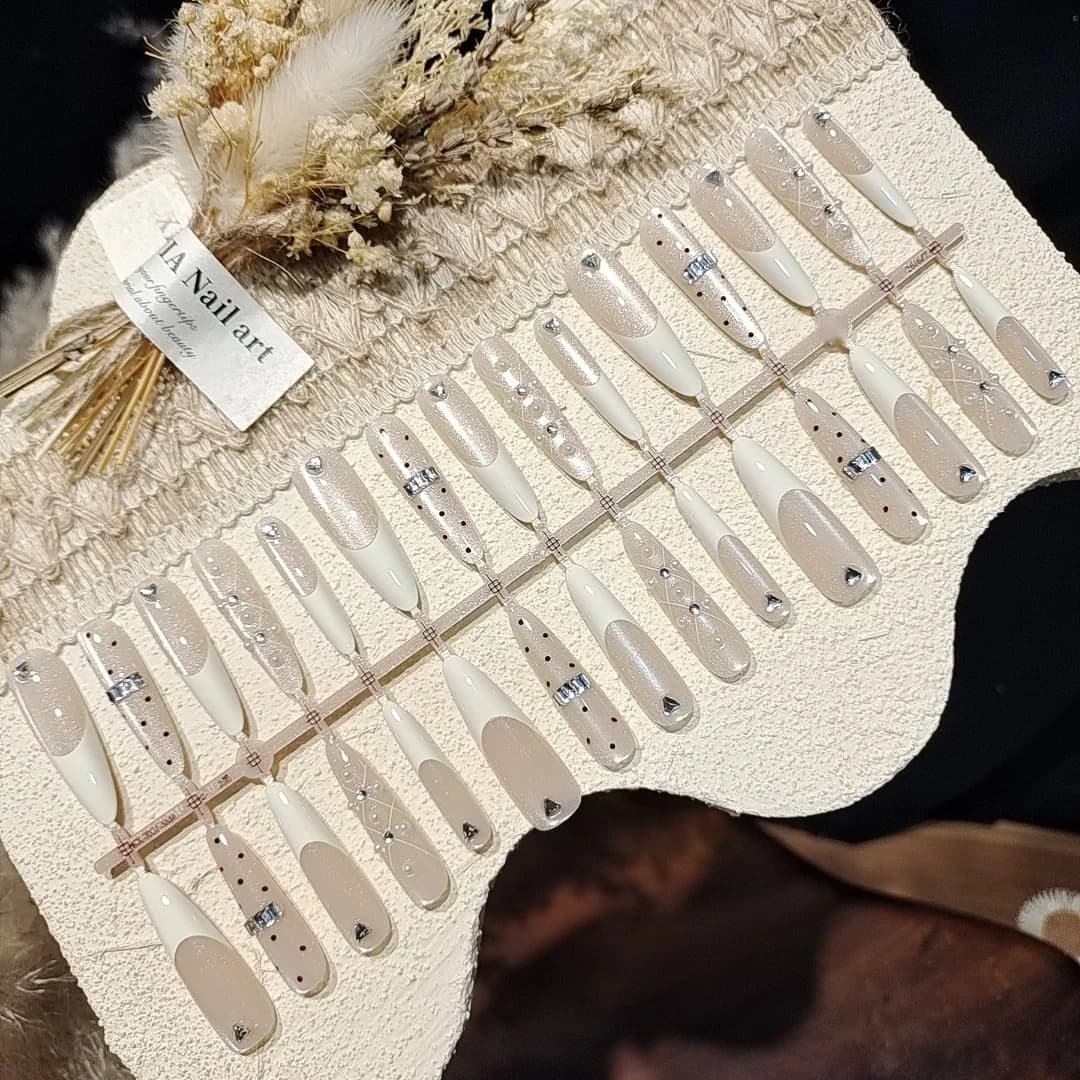 Unhas Postiças Branco Leitoso com Grandes Strass, Efeito Olho de Gato