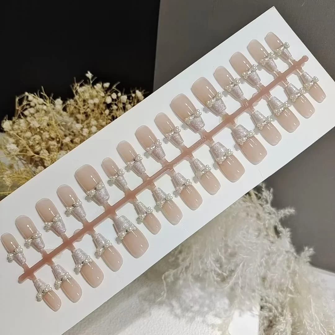 Unhas Postiças com Pérolas e Estampa de Madrepérola - Tom Nude