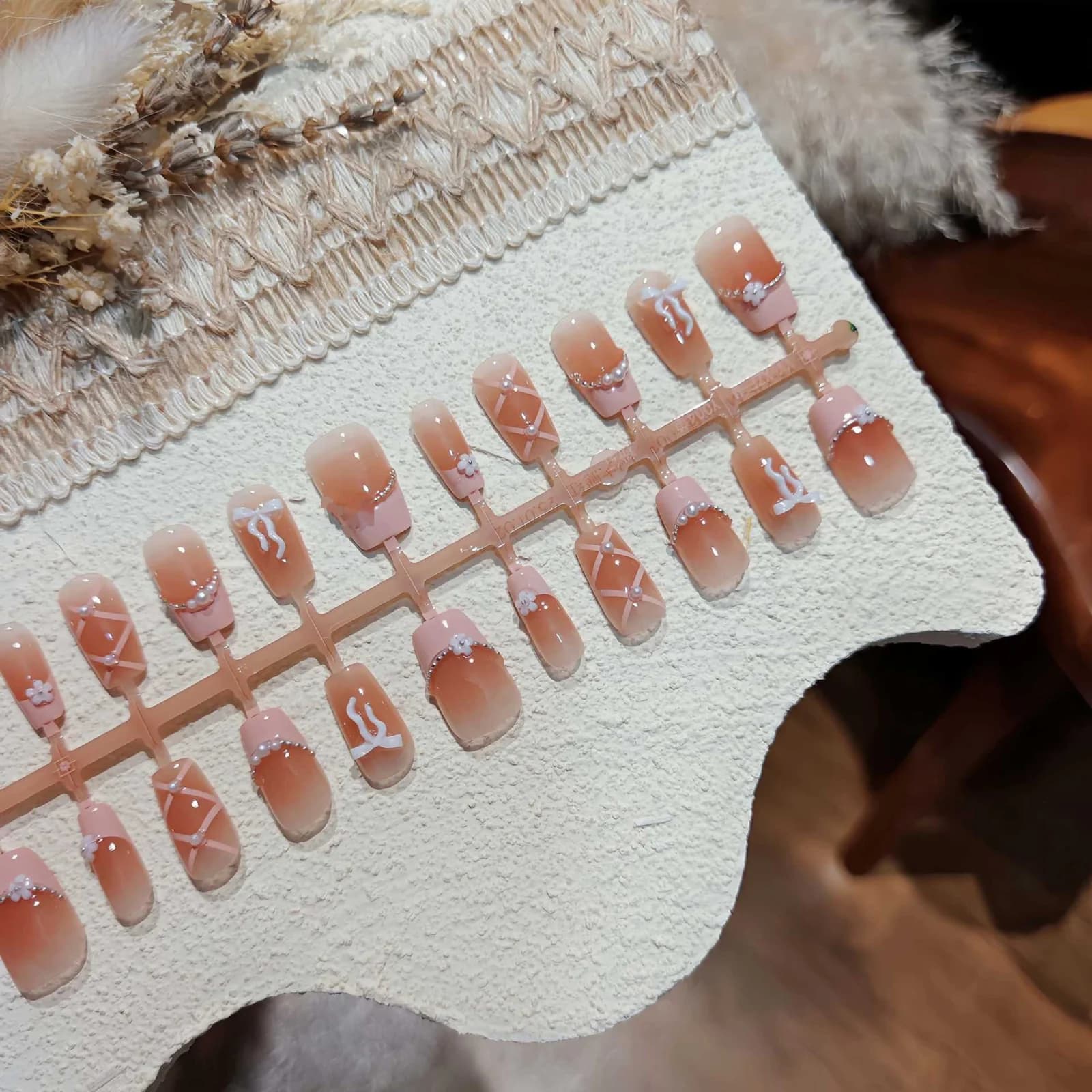 Unhas Postiças Curta Quadrada com French Tip Rosa, Laço e Corrente
