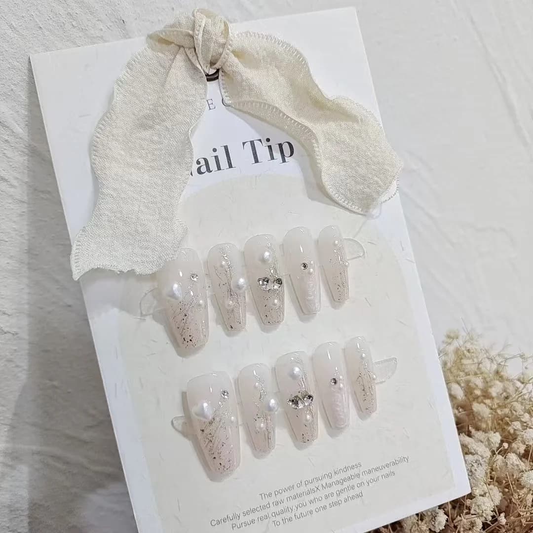 Unhas Postiças com Pérolas e Strass, Formato Tapered Médio