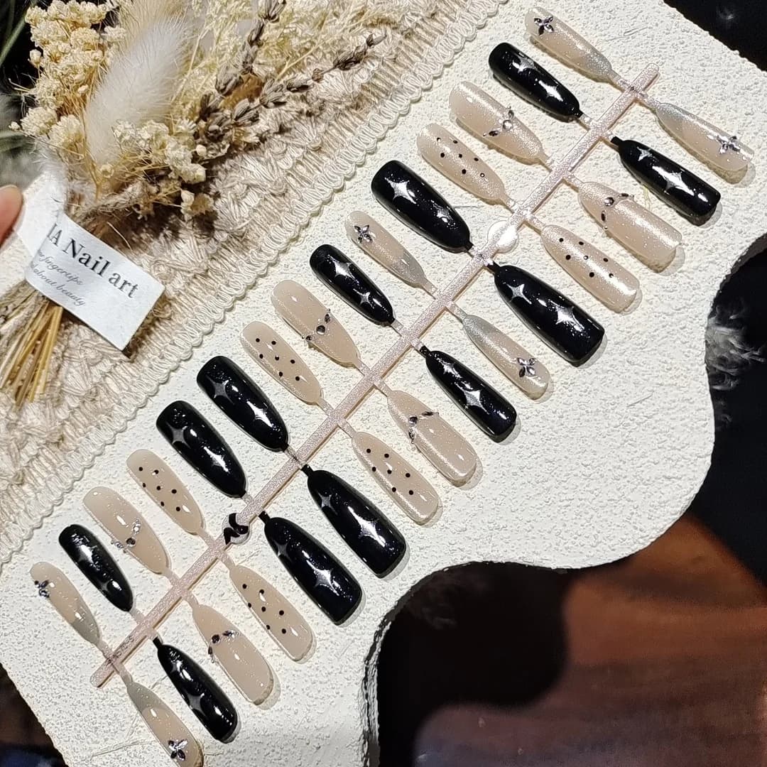 Unhas Postiças Stiletto com Strass Design Céu Estrelado Escuro