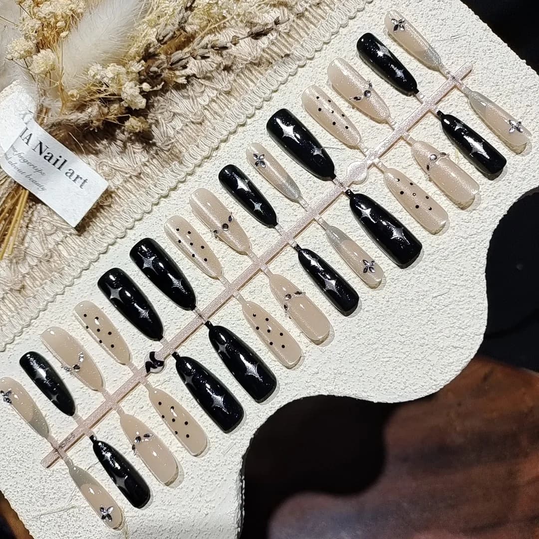 Unhas Postiças Stiletto com Strass Design Céu Estrelado Escuro