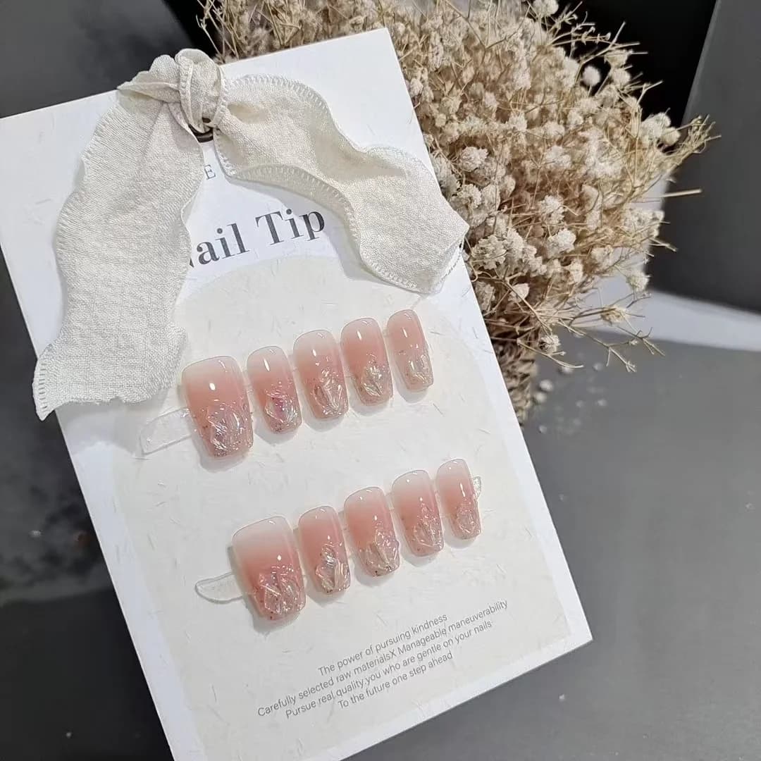 Conjunto de Unhas Postiças Curtas/Médias Formato Coffin com Glitter, Strass e Rosa Blush